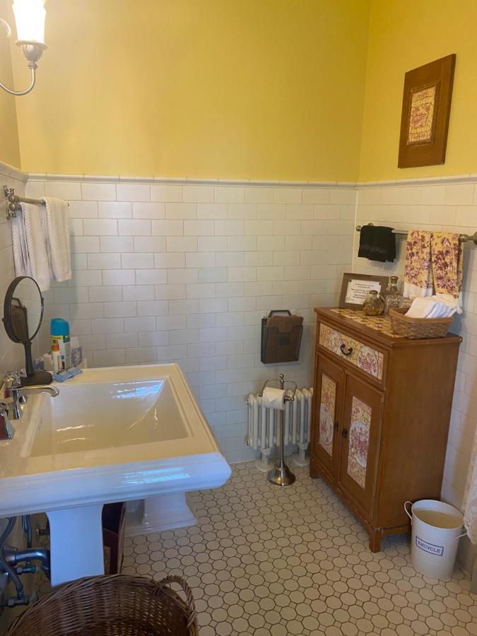 Montrose Inn Belleville Ngoại thất bức ảnh
