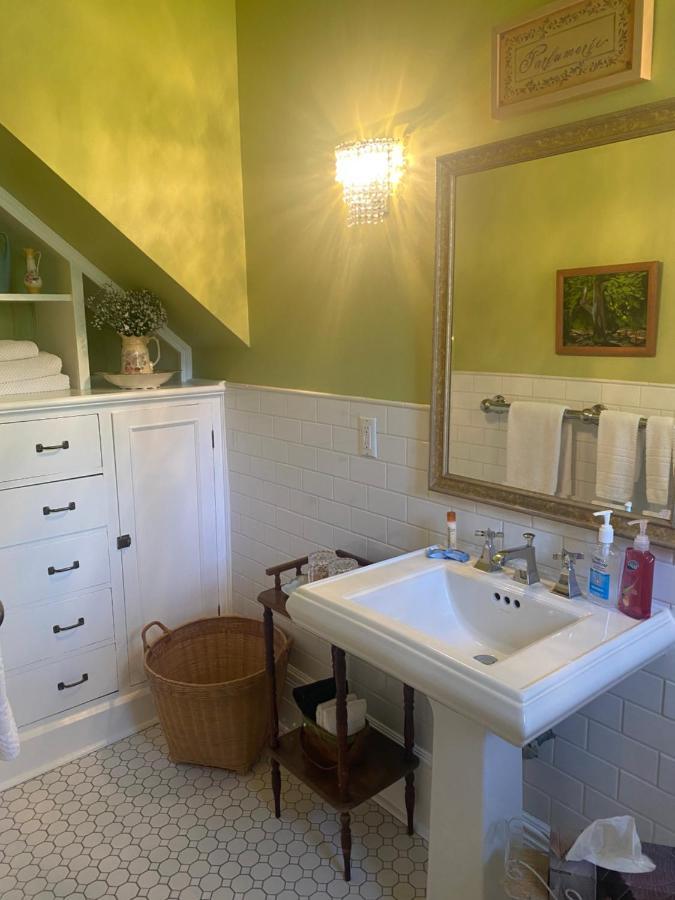 Montrose Inn Belleville Ngoại thất bức ảnh