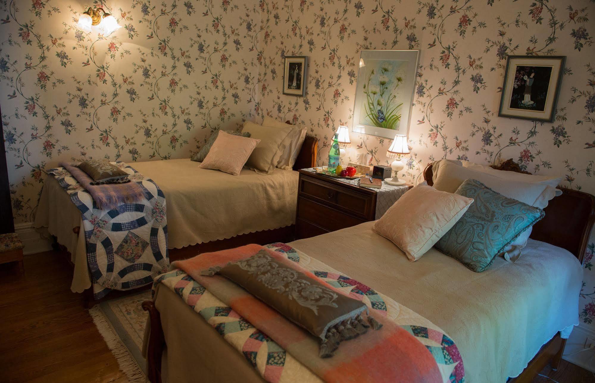 Montrose Inn Belleville Ngoại thất bức ảnh