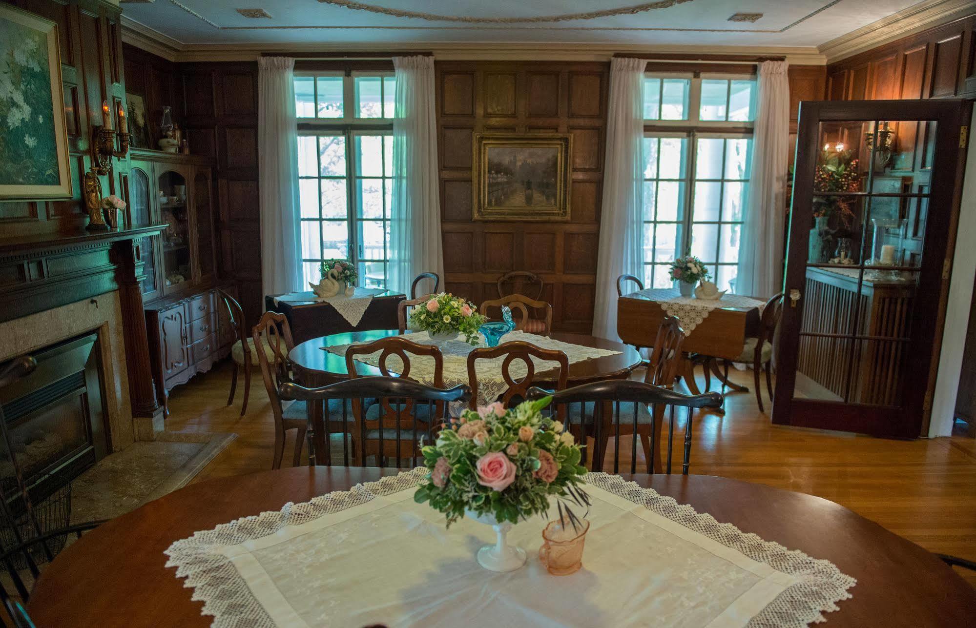 Montrose Inn Belleville Ngoại thất bức ảnh
