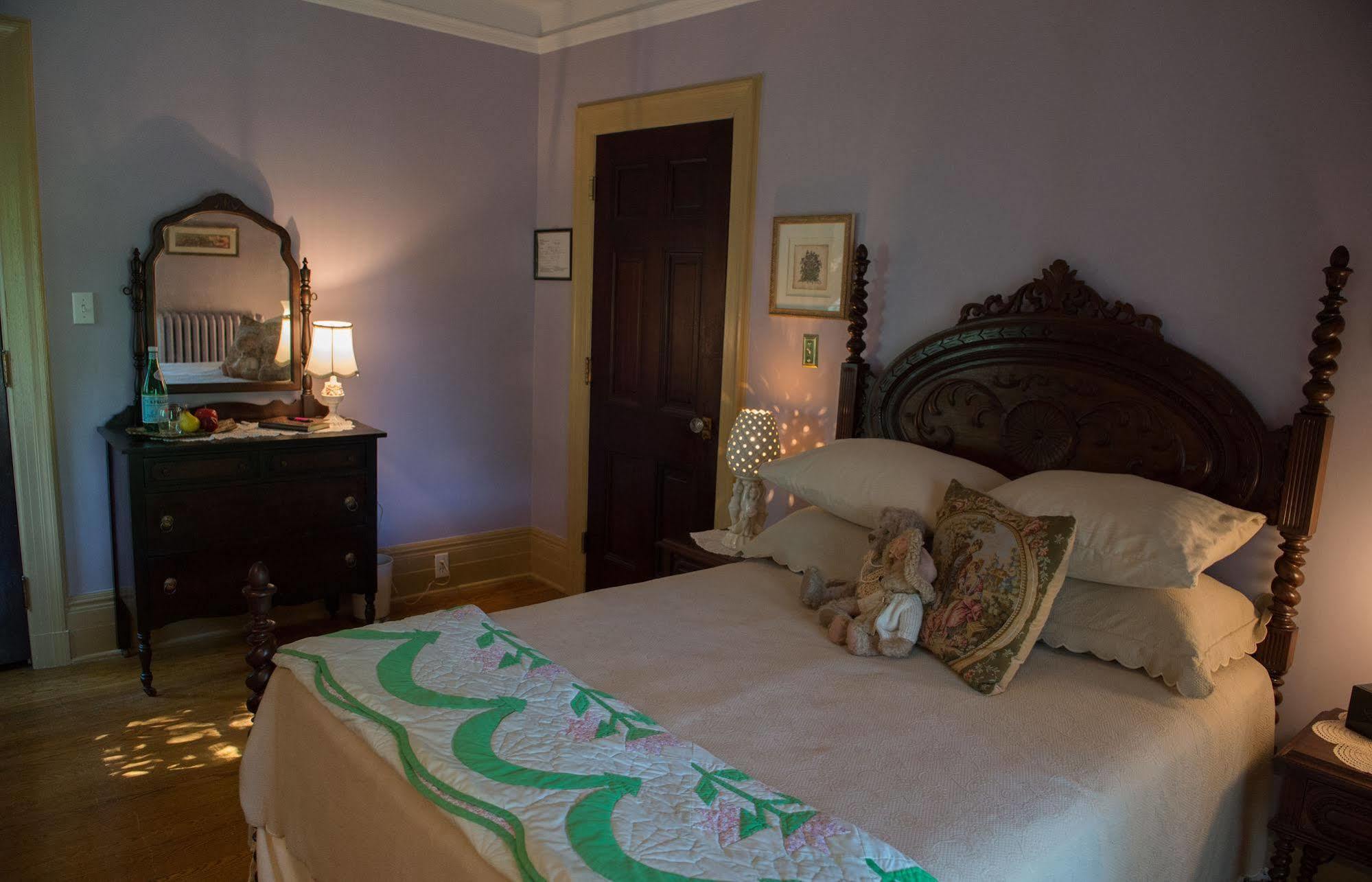 Montrose Inn Belleville Ngoại thất bức ảnh