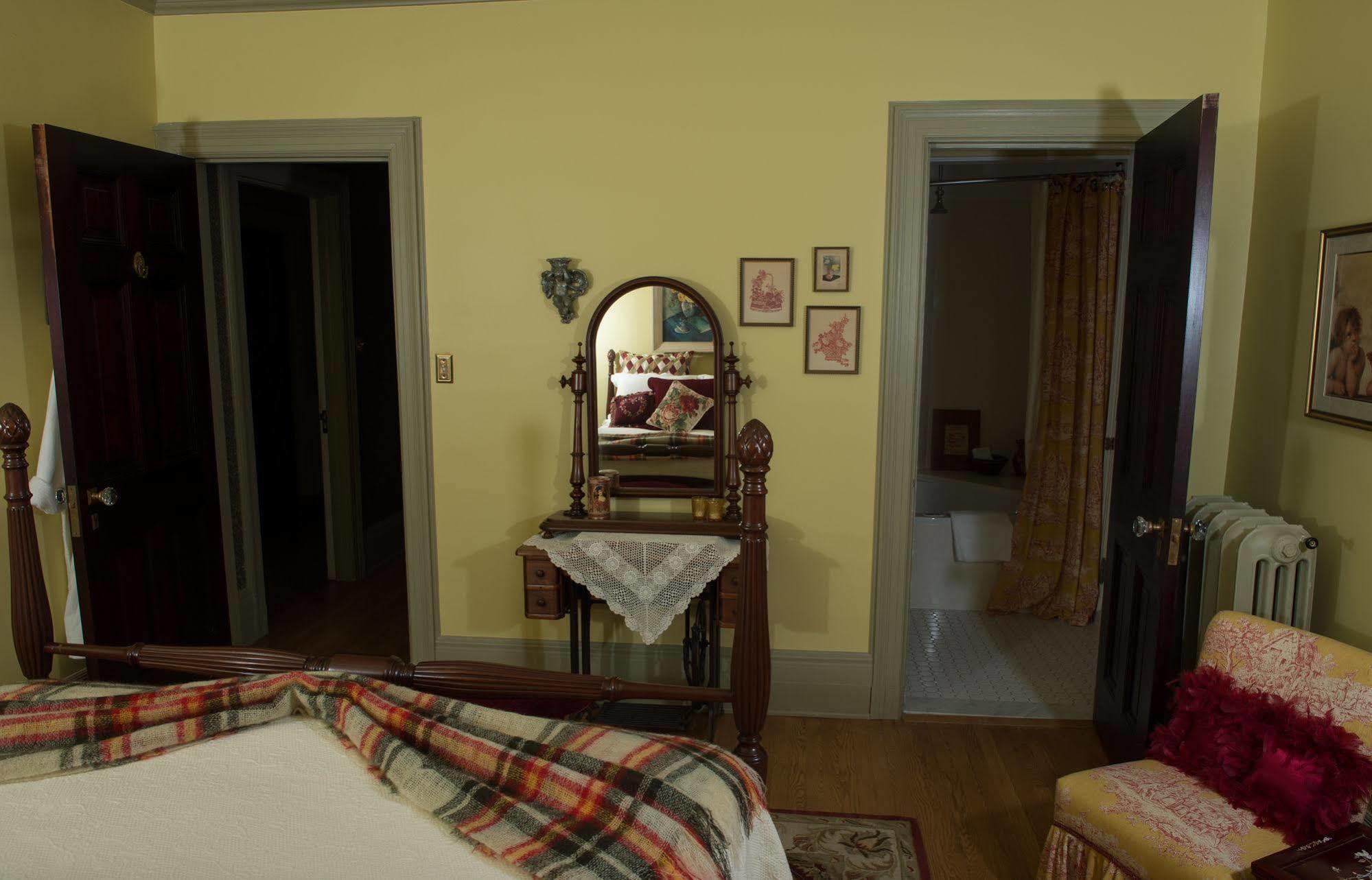 Montrose Inn Belleville Ngoại thất bức ảnh